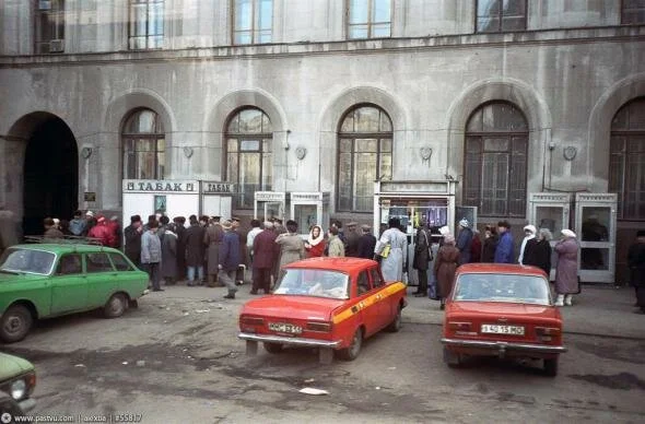 Очередь за дозой никотина в центре Москвы. Табачный кризис конца 80-х годов