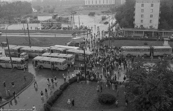 "Табачный бунт" — частое явление последнего года существования СССР. Курильщики, которым не досталось сигарет, перекрывают Волгоградский проспект в Москве около метро "Кузьминки"
